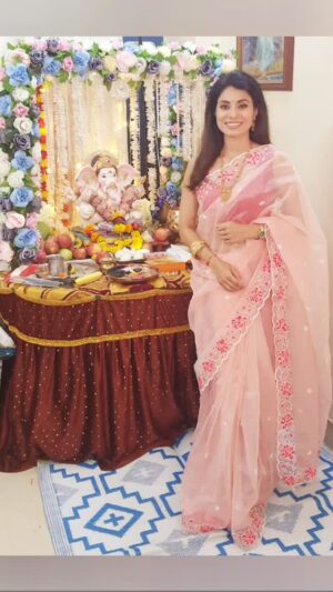 Manisha Kelkar Instagram - ✨ With folded hands and a grateful heart 🙏 I thank Bappa and Gauri Ma for blessing me and my family with more than we deserve. 🌸💫
May you always keep coming to our home, filling it with happiness, strength, and positivity. 🌺🌿
Ganpati Bappa Morya! 🙌❤️
#GanpatiBappaMorya #GauriGanpati #GaneshFestival #FamilyBlessings #GanpatiCelebration #GratitudePost #BlessedAndGrateful #FestivalVibes #PositiveVibesOnly #TraditionAndLove #GaneshChaturthi2025
@ganpatibappamoryaofficial ganeshchaturthi_official @ganpatifestival @hindugodsofficial @devotion._
#GanpatiBappaMorya #गणपतीबाप्पा_मोरया #गणेशोत्सव२०२५ #गणेशोत्सव #गौरीगणपती #गौरीपूजन #GaneshFestival #मंगलमूर्तीमोरया #GanpatiCelebration #FamilyBlessings #FestivalVibes #BlessedAndGrateful
@ganpatibappamoryaofficial @maharashtraculture @marathi_tradition ganeshchaturthi_official @maharashtradesha