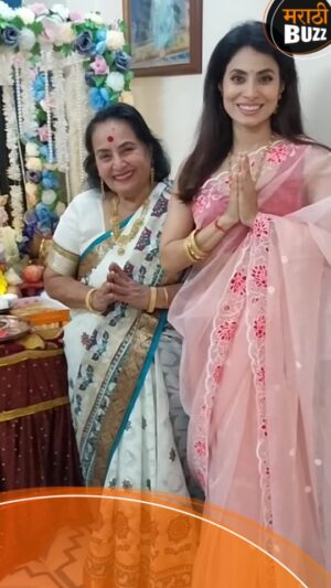 Manisha Kelkar Instagram - ज्येष्ठ अभिनेत्री जीवनकला केळकर आणि मनिषा केळकर यांच्या घरी गौरी गणपती पूजन🌺🪔🙏🏻🚩
#GauriGanapati #Manishakelkar #JeevankalaKelkar #GauriPujan #ultramarathibuzz