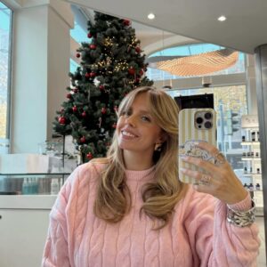 Manon Quadratus Instagram - Apres 4 mois de soins chez @hairmaniageneva qui m’ont permis de retrouver des cheveux en bonne santé, on a pu retravailler et remonter mon blond 😍 

Cette coupe et ce brushing de rêve grâce à @hairmania_catherine 
Et ce blond parfait grâce à @hairmania_leyla 

Prestation offerte <3 

#haircut #newhair #blondhairdontcare #blondhairstyle