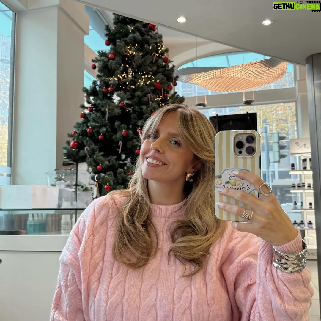 Manon Quadratus - 12.8K Likes - Apres 4 mois de soins chez @hairmaniageneva qui m’ont permis de retrouver des cheveux en bonne santé, on a pu retravailler et remonter mon blond 😍 

Cette coupe et ce brushing de rêve grâce à @hairmania_catherine 
Et ce blond parfait grâce à @hairmania_leyla 

Prestation offerte <3 

#haircut #newhair #blondhairdontcare #blondhairstyle
