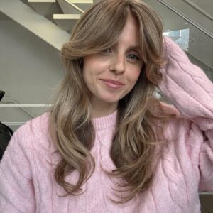 Manon Quadratus Instagram - Apres 4 mois de soins chez @hairmaniageneva qui m’ont permis de retrouver des cheveux en bonne santé, on a pu retravailler et remonter mon blond 😍 

Cette coupe et ce brushing de rêve grâce à @hairmania_catherine 
Et ce blond parfait grâce à @hairmania_leyla 

Prestation offerte <3 

#haircut #newhair #blondhairdontcare #blondhairstyle