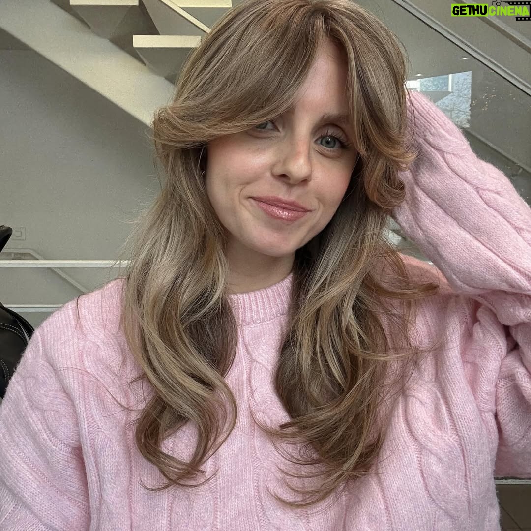 Manon Quadratus - 12.8K Likes - Apres 4 mois de soins chez @hairmaniageneva qui m’ont permis de retrouver des cheveux en bonne santé, on a pu retravailler et remonter mon blond 😍 

Cette coupe et ce brushing de rêve grâce à @hairmania_catherine 
Et ce blond parfait grâce à @hairmania_leyla 

Prestation offerte <3 

#haircut #newhair #blondhairdontcare #blondhairstyle