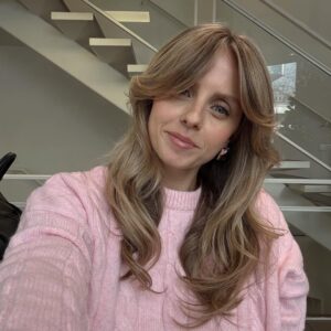 Manon Quadratus Instagram - Apres 4 mois de soins chez @hairmaniageneva qui m’ont permis de retrouver des cheveux en bonne santé, on a pu retravailler et remonter mon blond 😍 

Cette coupe et ce brushing de rêve grâce à @hairmania_catherine 
Et ce blond parfait grâce à @hairmania_leyla 

Prestation offerte <3 

#haircut #newhair #blondhairdontcare #blondhairstyle