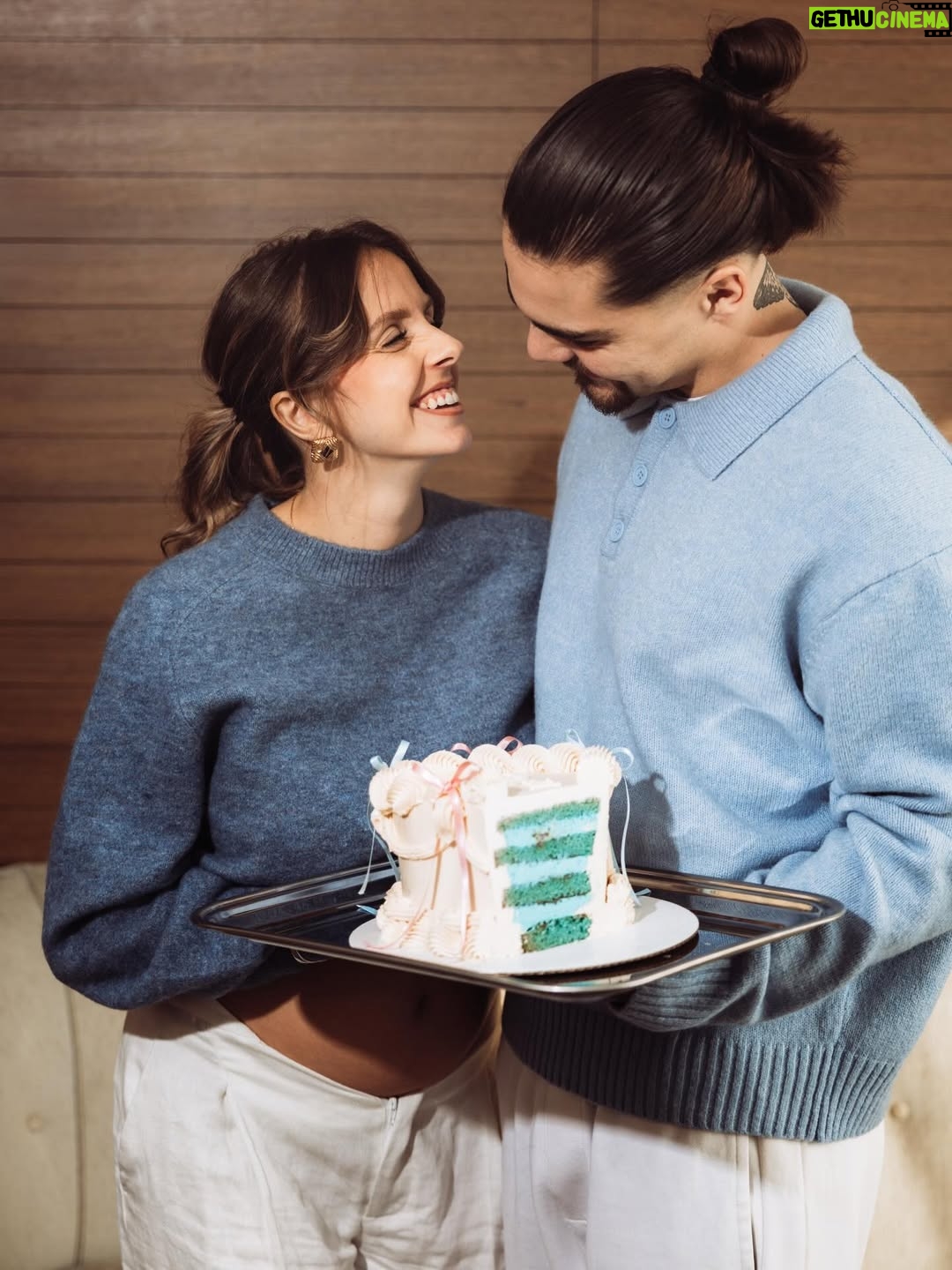 Manon Quadratus - 54.6K Likes - Le jour j, ou on a découvert ton petit secret mon petit garçon 💙 

Ps: Peut on note le fait que Baptiste déteste les photos et les vidéos et à force il se débrouille pas si mal 😏 

Crédit photo: @stacycamera 
Lieu: @intercontinentalgeneva 
Gâteau: @chloe.creations_ 

#genderrevealparty #babyboy #couple #pregnant