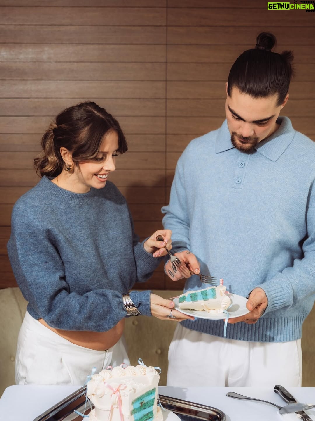 Manon Quadratus - 54.6K Likes - Le jour j, ou on a découvert ton petit secret mon petit garçon 💙 

Ps: Peut on note le fait que Baptiste déteste les photos et les vidéos et à force il se débrouille pas si mal 😏 

Crédit photo: @stacycamera 
Lieu: @intercontinentalgeneva 
Gâteau: @chloe.creations_ 

#genderrevealparty #babyboy #couple #pregnant