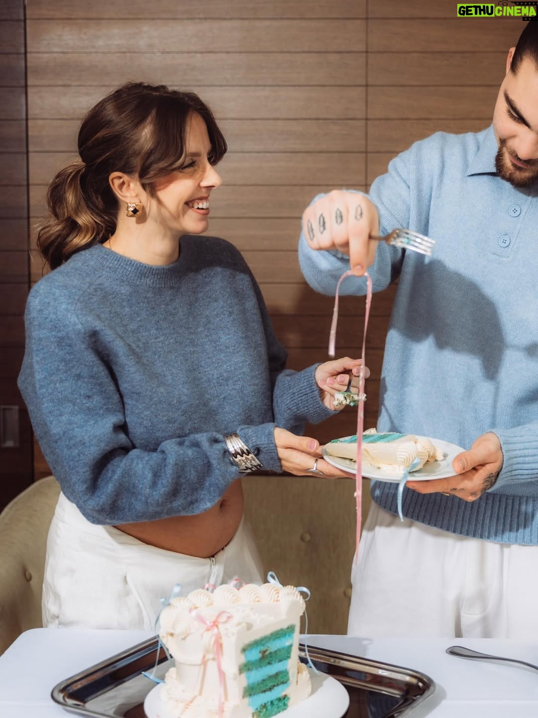 Manon Quadratus - 54.6K Likes - Le jour j, ou on a découvert ton petit secret mon petit garçon 💙 

Ps: Peut on note le fait que Baptiste déteste les photos et les vidéos et à force il se débrouille pas si mal 😏 

Crédit photo: @stacycamera 
Lieu: @intercontinentalgeneva 
Gâteau: @chloe.creations_ 

#genderrevealparty #babyboy #couple #pregnant