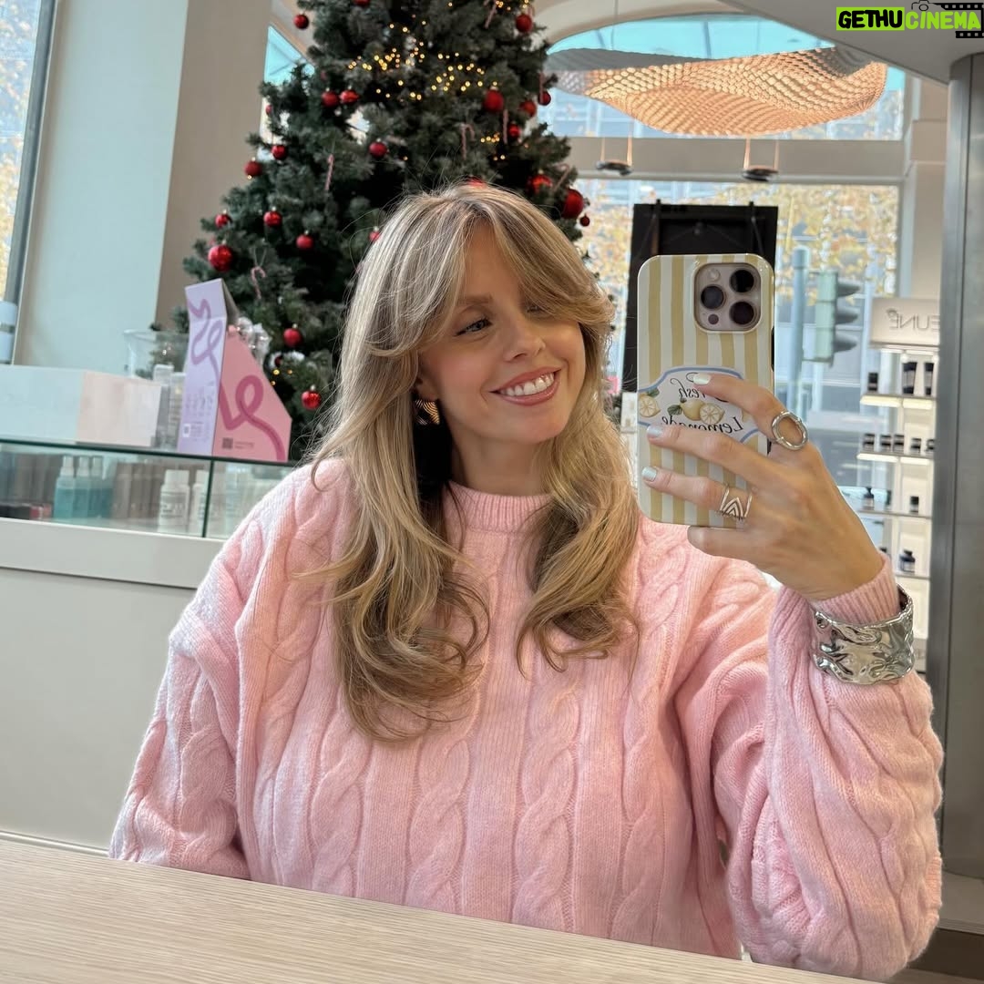 Manon Quadratus - 12.8K Likes - Apres 4 mois de soins chez @hairmaniageneva qui m’ont permis de retrouver des cheveux en bonne santé, on a pu retravailler et remonter mon blond 😍 

Cette coupe et ce brushing de rêve grâce à @hairmania_catherine 
Et ce blond parfait grâce à @hairmania_leyla 

Prestation offerte <3 

#haircut #newhair #blondhairdontcare #blondhairstyle