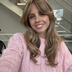 Manon Quadratus Instagram - Apres 4 mois de soins chez @hairmaniageneva qui m’ont permis de retrouver des cheveux en bonne santé, on a pu retravailler et remonter mon blond 😍 

Cette coupe et ce brushing de rêve grâce à @hairmania_catherine 
Et ce blond parfait grâce à @hairmania_leyla 

Prestation offerte <3 

#haircut #newhair #blondhairdontcare #blondhairstyle