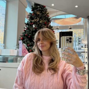 Manon Quadratus Instagram - Apres 4 mois de soins chez @hairmaniageneva qui m’ont permis de retrouver des cheveux en bonne santé, on a pu retravailler et remonter mon blond 😍 

Cette coupe et ce brushing de rêve grâce à @hairmania_catherine 
Et ce blond parfait grâce à @hairmania_leyla 

Prestation offerte <3 

#haircut #newhair #blondhairdontcare #blondhairstyle