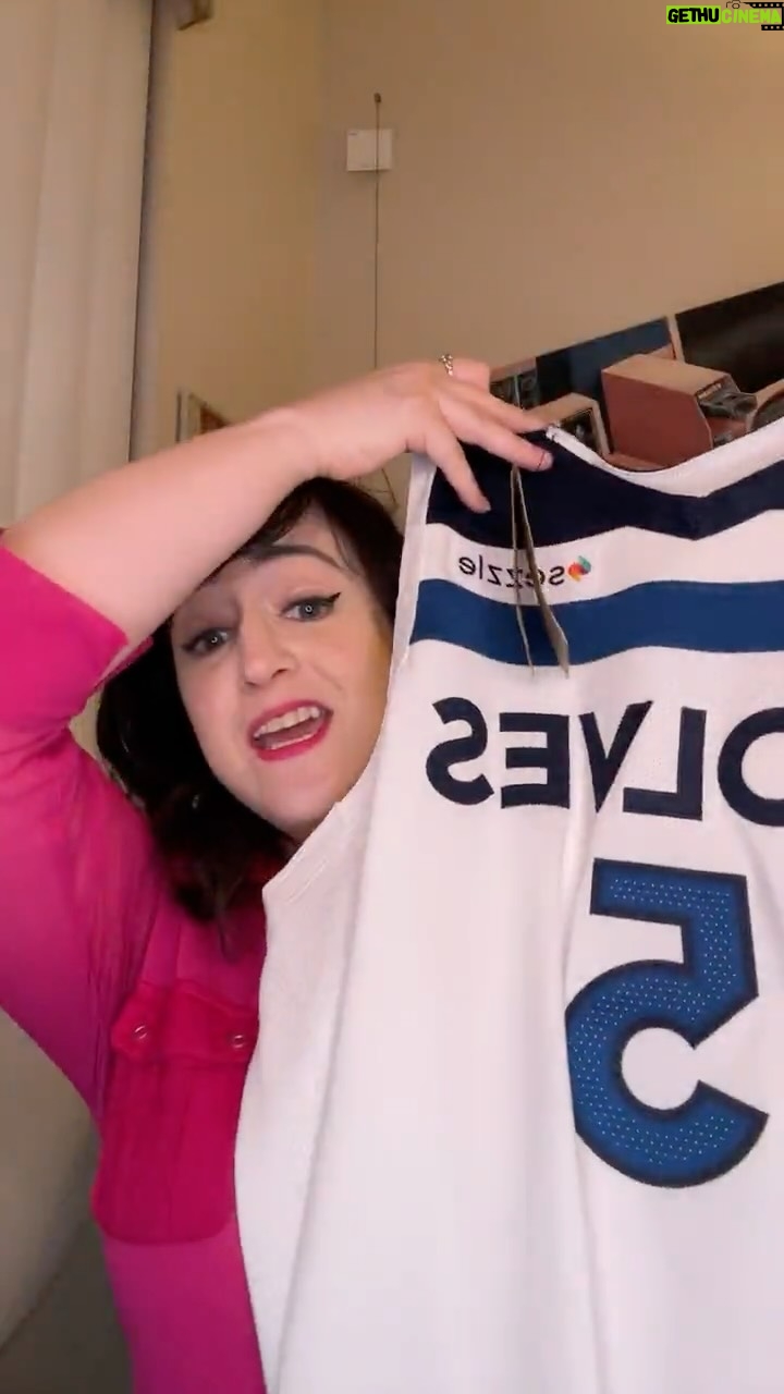 Mara Wilson - 4.5K Likes - Thank you for coming to my Live and @streamily.live signing! We talked about my NEW AWESOME @theanthonyedwards_ JERSEY, my love of fuchsia, Colombia, what kind of cat Freya is, why I’m not good with horror movies, my current favorite songs, what I think Matilda would be doing today, travel suggestions, and so much more!