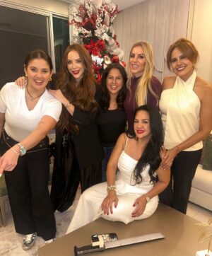 Marcela Ruete Instagram - Qué lindo verlas !! Las quiero! Nos vamos ✈️
@kattygarciam @flor_mpalomeque @daniela_baque @ceciliacascante @erikavelez