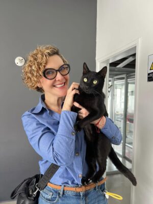 Margarita Ortega Instagram - Gracias a la confianza de @fundacionelgatio por permitirnos presentar y superar el proceso de adopción de este nuevo miembro de nuestro familia. Hoy llegó #merlín a nuestras vidas. 
Un nuevo hermano para #mate 🐶 y #mona 🐈
Somos una familia multi especie, estamos orgullosos de ello y creemos en la adopción, la esterilización y la tenencia responsable. 
#adoptanocompres
