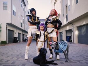 Mari Madrid Instagram - Our daughter’s the kinda kid to get full professionals to be her accessories for her Halloween dreams
Numi-Rumi, Miriel, Zoeyone as Huntrix / @fullcircleboys as Saja Boys / Nimbus Baloo as Derpy and Sussie
#halloween #kpopdemonhunters