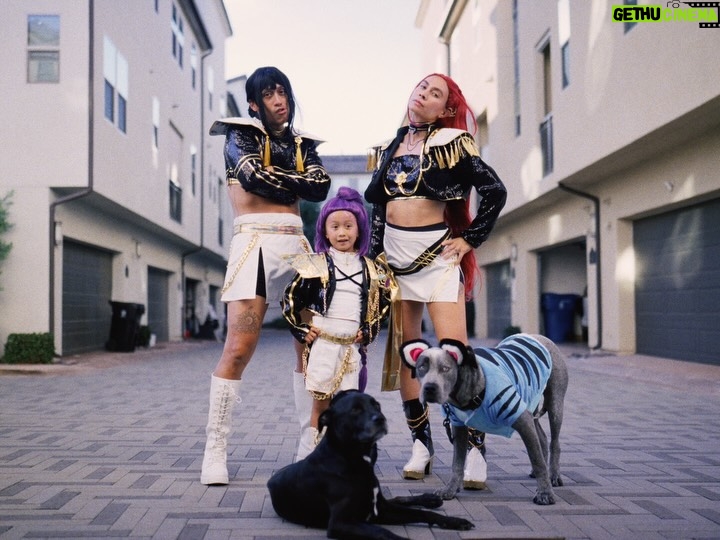 Mari Madrid - 23K Likes - Our daughter’s the kinda kid to get full professionals to be her accessories for her Halloween dreams

Numi-Rumi, Miriel, Zoeyone as Huntrix / @fullcircleboys as Saja Boys / Nimbus   Baloo as Derpy and Sussie

#halloween #kpopdemonhunters