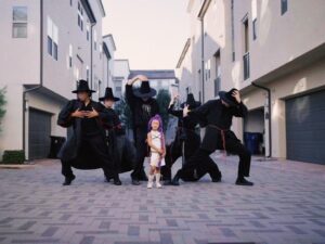 Mari Madrid Instagram - Our daughter’s the kinda kid to get full professionals to be her accessories for her Halloween dreams
Numi-Rumi, Miriel, Zoeyone as Huntrix / @fullcircleboys as Saja Boys / Nimbus Baloo as Derpy and Sussie
#halloween #kpopdemonhunters