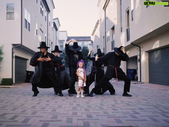 Mari Madrid - 23K Likes - Our daughter’s the kinda kid to get full professionals to be her accessories for her Halloween dreams

Numi-Rumi, Miriel, Zoeyone as Huntrix / @fullcircleboys as Saja Boys / Nimbus   Baloo as Derpy and Sussie

#halloween #kpopdemonhunters