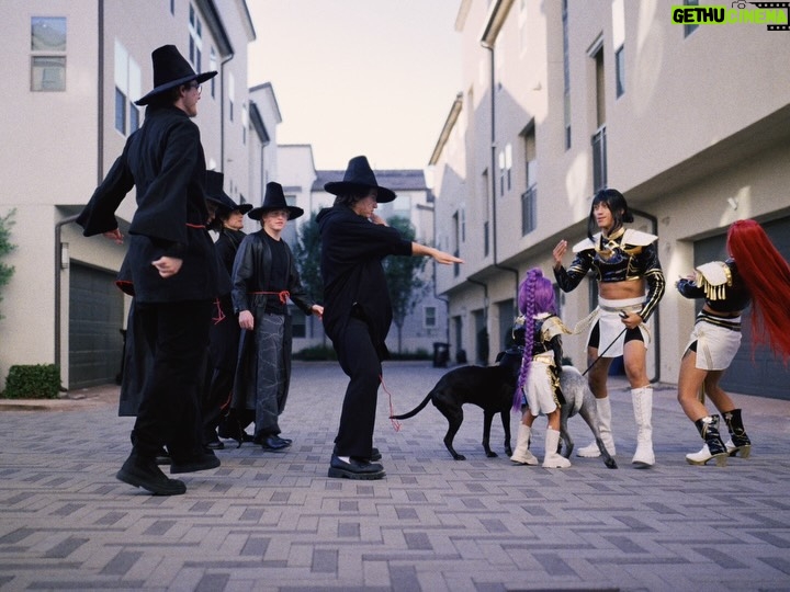 Mari Madrid - 23K Likes - Our daughter’s the kinda kid to get full professionals to be her accessories for her Halloween dreams

Numi-Rumi, Miriel, Zoeyone as Huntrix / @fullcircleboys as Saja Boys / Nimbus   Baloo as Derpy and Sussie

#halloween #kpopdemonhunters