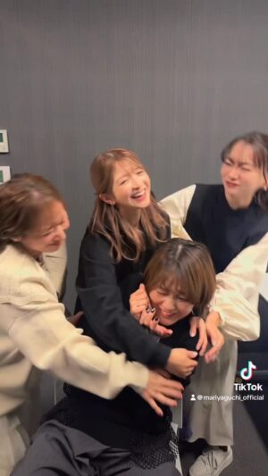 Mari Yaguchi Instagram - TikTokで好評だったのでこっちにも♡
久しぶりにゆうちゃんに会えたし、
このメンバーでのお仕事珍しく、
凄く凄くHappyなお仕事終わりのテンションで撮れた
ファーストテイクの動画です🤣✨
昔は私がゆうちゃんに撫で回されてたなぁ🥹w