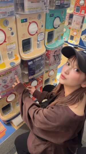 Mari Yaguchi Instagram - ミニモニ。のめじるしアクセサリーのガチャガチャしてみた😁✨
ガチプライベートwww
編集上手くできたから絶対見てね😊✨
あと、TikTokもフォローしてね🫶✨
#BANDAI
#ミニモニ 。
#ミニモちゃん