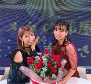 Mari Yaguchi Instagram - 圭ちゃんとのスナックイベントの感想です🍷✨
（大変遅くなりました🙇‍♀️💦）
とにかく楽し過ぎまして喋り過ぎましたw😋✨
ＭＣの啓太さんに突っ込まれまくりw
時間が押しそうになると啓太さんがいつも軌道修正をしてくれます😁それに甘えて喋りまくる圭真里w
ごめんちゃい😚

そして和田さんとモーニング娘。'25のメンバーが
来てくれましたよー🥹✨
ありがとうございますー😭✨
２枚目の写真→スナックに太客がやってきたの図www
写真とは裏腹に和田さんが来るとやっぱり緊張します🫨
４枚目の写真→このメンバーでTikTok撮りましたょ😊✨
みんなでキャッキャッと至福の時間でございました☺️💕
TikTok是非ご覧ください😋👍✨

圭ちゃんとのイベントは、とにかく安定しています😊✨
安心感はんぱない✨
信頼してるから自由に伸び伸びとトーク出来るし歌も歌えます✨
もう２７年の付き合い。
最高の相棒に感謝しています。
いつも本当にありがとう✨

最後にファンの皆様へ。
みんなの顔を見るとそれはそれは幸せな気持ちになります✨
トークは私達からみんなに質問する事が多くてごめんなさいね🫨
ついつい色々聞きたくて😋テヘッ
いつも支えられてますぞ✨
来てくれて本当にありがとうございました🥹✨

LIVEでも言いましたが、
来年の２月７日に圭ちゃんと歌うことが決まりましたー♪♪♪
めちゃくちゃ楽しみだなぁ✨
何歌おうかなぁ😊✨
リクエストお待ちしております💕
ではまたお会いしましょう♡