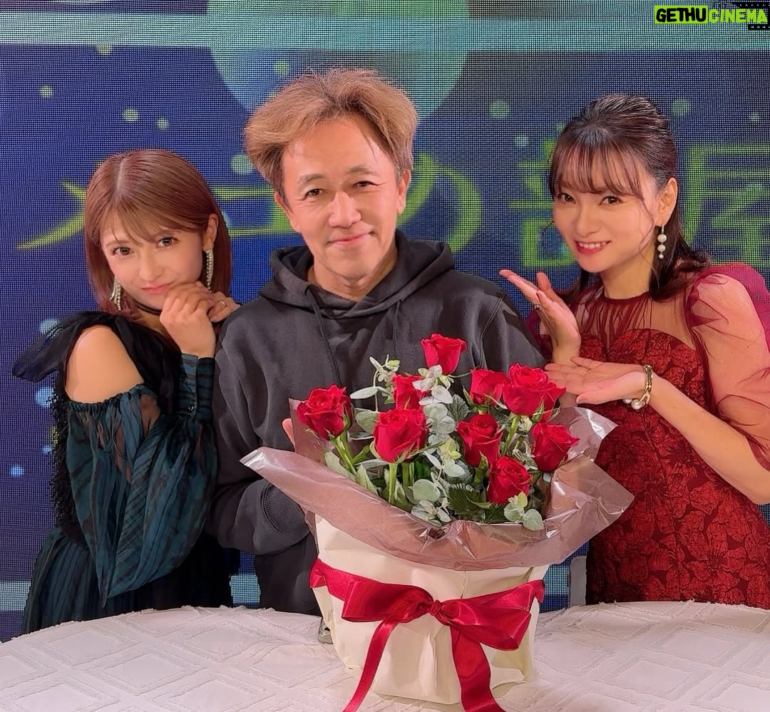Mari Yaguchi - 4.8K Likes - 圭ちゃんとのスナックイベントの感想です🍷✨
（大変遅くなりました🙇‍♀️💦）
とにかく楽し過ぎまして喋り過ぎましたw😋✨
ＭＣの啓太さんに突っ込まれまくりw
時間が押しそうになると啓太さんがいつも軌道修正をしてくれます😁それに甘えて喋りまくる圭真里w
ごめんちゃい😚

そして和田さんとモーニング娘。'25のメンバーが
来てくれましたよー🥹✨
ありがとうございますー😭✨
２枚目の写真→スナックに太客がやってきたの図www
写真とは裏腹に和田さんが来るとやっぱり緊張します🫨
４枚目の写真→このメンバーでTikTok撮りましたょ😊✨
みんなでキャッキャッと至福の時間でございました☺️💕
TikTok是非ご覧ください😋👍✨

圭ちゃんとのイベントは、とにかく安定しています😊✨
安心感はんぱない✨
信頼してるから自由に伸び伸びとトーク出来るし歌も歌えます✨
もう２７年の付き合い。
最高の相棒に感謝しています。
いつも本当にありがとう✨

最後にファンの皆様へ。
みんなの顔を見るとそれはそれは幸せな気持ちになります✨
トークは私達からみんなに質問する事が多くてごめんなさいね🫨
ついつい色々聞きたくて😋テヘッ
いつも支えられてますぞ✨
来てくれて本当にありがとうございました🥹✨

LIVEでも言いましたが、
来年の２月７日に圭ちゃんと歌うことが決まりましたー♪♪♪
めちゃくちゃ楽しみだなぁ✨
何歌おうかなぁ😊✨
リクエストお待ちしております💕
ではまたお会いしましょう♡