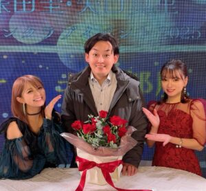 Mari Yaguchi Instagram - 圭ちゃんとのスナックイベントの感想です🍷✨
（大変遅くなりました🙇‍♀️💦）
とにかく楽し過ぎまして喋り過ぎましたw😋✨
ＭＣの啓太さんに突っ込まれまくりw
時間が押しそうになると啓太さんがいつも軌道修正をしてくれます😁それに甘えて喋りまくる圭真里w
ごめんちゃい😚

そして和田さんとモーニング娘。'25のメンバーが
来てくれましたよー🥹✨
ありがとうございますー😭✨
２枚目の写真→スナックに太客がやってきたの図www
写真とは裏腹に和田さんが来るとやっぱり緊張します🫨
４枚目の写真→このメンバーでTikTok撮りましたょ😊✨
みんなでキャッキャッと至福の時間でございました☺️💕
TikTok是非ご覧ください😋👍✨

圭ちゃんとのイベントは、とにかく安定しています😊✨
安心感はんぱない✨
信頼してるから自由に伸び伸びとトーク出来るし歌も歌えます✨
もう２７年の付き合い。
最高の相棒に感謝しています。
いつも本当にありがとう✨

最後にファンの皆様へ。
みんなの顔を見るとそれはそれは幸せな気持ちになります✨
トークは私達からみんなに質問する事が多くてごめんなさいね🫨
ついつい色々聞きたくて😋テヘッ
いつも支えられてますぞ✨
来てくれて本当にありがとうございました🥹✨

LIVEでも言いましたが、
来年の２月７日に圭ちゃんと歌うことが決まりましたー♪♪♪
めちゃくちゃ楽しみだなぁ✨
何歌おうかなぁ😊✨
リクエストお待ちしております💕
ではまたお会いしましょう♡