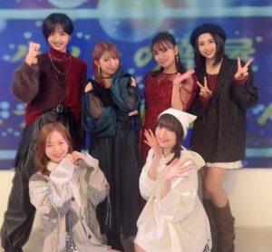 Mari Yaguchi Instagram - 圭ちゃんとのスナックイベントの感想です🍷✨
（大変遅くなりました🙇‍♀️💦）
とにかく楽し過ぎまして喋り過ぎましたw😋✨
ＭＣの啓太さんに突っ込まれまくりw
時間が押しそうになると啓太さんがいつも軌道修正をしてくれます😁それに甘えて喋りまくる圭真里w
ごめんちゃい😚

そして和田さんとモーニング娘。'25のメンバーが
来てくれましたよー🥹✨
ありがとうございますー😭✨
２枚目の写真→スナックに太客がやってきたの図www
写真とは裏腹に和田さんが来るとやっぱり緊張します🫨
４枚目の写真→このメンバーでTikTok撮りましたょ😊✨
みんなでキャッキャッと至福の時間でございました☺️💕
TikTok是非ご覧ください😋👍✨

圭ちゃんとのイベントは、とにかく安定しています😊✨
安心感はんぱない✨
信頼してるから自由に伸び伸びとトーク出来るし歌も歌えます✨
もう２７年の付き合い。
最高の相棒に感謝しています。
いつも本当にありがとう✨

最後にファンの皆様へ。
みんなの顔を見るとそれはそれは幸せな気持ちになります✨
トークは私達からみんなに質問する事が多くてごめんなさいね🫨
ついつい色々聞きたくて😋テヘッ
いつも支えられてますぞ✨
来てくれて本当にありがとうございました🥹✨

LIVEでも言いましたが、
来年の２月７日に圭ちゃんと歌うことが決まりましたー♪♪♪
めちゃくちゃ楽しみだなぁ✨
何歌おうかなぁ😊✨
リクエストお待ちしております💕
ではまたお会いしましょう♡