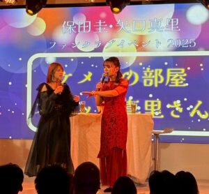 Mari Yaguchi Instagram - 圭ちゃんとのスナックイベントの感想です🍷✨
（大変遅くなりました🙇‍♀️💦）
とにかく楽し過ぎまして喋り過ぎましたw😋✨
ＭＣの啓太さんに突っ込まれまくりw
時間が押しそうになると啓太さんがいつも軌道修正をしてくれます😁それに甘えて喋りまくる圭真里w
ごめんちゃい😚

そして和田さんとモーニング娘。'25のメンバーが
来てくれましたよー🥹✨
ありがとうございますー😭✨
２枚目の写真→スナックに太客がやってきたの図www
写真とは裏腹に和田さんが来るとやっぱり緊張します🫨
４枚目の写真→このメンバーでTikTok撮りましたょ😊✨
みんなでキャッキャッと至福の時間でございました☺️💕
TikTok是非ご覧ください😋👍✨

圭ちゃんとのイベントは、とにかく安定しています😊✨
安心感はんぱない✨
信頼してるから自由に伸び伸びとトーク出来るし歌も歌えます✨
もう２７年の付き合い。
最高の相棒に感謝しています。
いつも本当にありがとう✨

最後にファンの皆様へ。
みんなの顔を見るとそれはそれは幸せな気持ちになります✨
トークは私達からみんなに質問する事が多くてごめんなさいね🫨
ついつい色々聞きたくて😋テヘッ
いつも支えられてますぞ✨
来てくれて本当にありがとうございました🥹✨

LIVEでも言いましたが、
来年の２月７日に圭ちゃんと歌うことが決まりましたー♪♪♪
めちゃくちゃ楽しみだなぁ✨
何歌おうかなぁ😊✨
リクエストお待ちしております💕
ではまたお会いしましょう♡