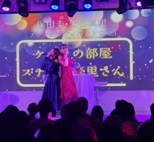 Mari Yaguchi Instagram - 圭ちゃんとのスナックイベントの感想です🍷✨
（大変遅くなりました🙇‍♀️💦）
とにかく楽し過ぎまして喋り過ぎましたw😋✨
ＭＣの啓太さんに突っ込まれまくりw
時間が押しそうになると啓太さんがいつも軌道修正をしてくれます😁それに甘えて喋りまくる圭真里w
ごめんちゃい😚

そして和田さんとモーニング娘。'25のメンバーが
来てくれましたよー🥹✨
ありがとうございますー😭✨
２枚目の写真→スナックに太客がやってきたの図www
写真とは裏腹に和田さんが来るとやっぱり緊張します🫨
４枚目の写真→このメンバーでTikTok撮りましたょ😊✨
みんなでキャッキャッと至福の時間でございました☺️💕
TikTok是非ご覧ください😋👍✨

圭ちゃんとのイベントは、とにかく安定しています😊✨
安心感はんぱない✨
信頼してるから自由に伸び伸びとトーク出来るし歌も歌えます✨
もう２７年の付き合い。
最高の相棒に感謝しています。
いつも本当にありがとう✨

最後にファンの皆様へ。
みんなの顔を見るとそれはそれは幸せな気持ちになります✨
トークは私達からみんなに質問する事が多くてごめんなさいね🫨
ついつい色々聞きたくて😋テヘッ
いつも支えられてますぞ✨
来てくれて本当にありがとうございました🥹✨

LIVEでも言いましたが、
来年の２月７日に圭ちゃんと歌うことが決まりましたー♪♪♪
めちゃくちゃ楽しみだなぁ✨
何歌おうかなぁ😊✨
リクエストお待ちしております💕
ではまたお会いしましょう♡