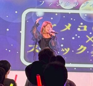 Mari Yaguchi Instagram - 圭ちゃんとのスナックイベントの感想です🍷✨
（大変遅くなりました🙇‍♀️💦）
とにかく楽し過ぎまして喋り過ぎましたw😋✨
ＭＣの啓太さんに突っ込まれまくりw
時間が押しそうになると啓太さんがいつも軌道修正をしてくれます😁それに甘えて喋りまくる圭真里w
ごめんちゃい😚

そして和田さんとモーニング娘。'25のメンバーが
来てくれましたよー🥹✨
ありがとうございますー😭✨
２枚目の写真→スナックに太客がやってきたの図www
写真とは裏腹に和田さんが来るとやっぱり緊張します🫨
４枚目の写真→このメンバーでTikTok撮りましたょ😊✨
みんなでキャッキャッと至福の時間でございました☺️💕
TikTok是非ご覧ください😋👍✨

圭ちゃんとのイベントは、とにかく安定しています😊✨
安心感はんぱない✨
信頼してるから自由に伸び伸びとトーク出来るし歌も歌えます✨
もう２７年の付き合い。
最高の相棒に感謝しています。
いつも本当にありがとう✨

最後にファンの皆様へ。
みんなの顔を見るとそれはそれは幸せな気持ちになります✨
トークは私達からみんなに質問する事が多くてごめんなさいね🫨
ついつい色々聞きたくて😋テヘッ
いつも支えられてますぞ✨
来てくれて本当にありがとうございました🥹✨

LIVEでも言いましたが、
来年の２月７日に圭ちゃんと歌うことが決まりましたー♪♪♪
めちゃくちゃ楽しみだなぁ✨
何歌おうかなぁ😊✨
リクエストお待ちしております💕
ではまたお会いしましょう♡