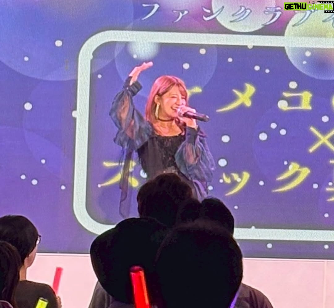 Mari Yaguchi - 4.8K Likes - 圭ちゃんとのスナックイベントの感想です🍷✨
（大変遅くなりました🙇‍♀️💦）
とにかく楽し過ぎまして喋り過ぎましたw😋✨
ＭＣの啓太さんに突っ込まれまくりw
時間が押しそうになると啓太さんがいつも軌道修正をしてくれます😁それに甘えて喋りまくる圭真里w
ごめんちゃい😚

そして和田さんとモーニング娘。'25のメンバーが
来てくれましたよー🥹✨
ありがとうございますー😭✨
２枚目の写真→スナックに太客がやってきたの図www
写真とは裏腹に和田さんが来るとやっぱり緊張します🫨
４枚目の写真→このメンバーでTikTok撮りましたょ😊✨
みんなでキャッキャッと至福の時間でございました☺️💕
TikTok是非ご覧ください😋👍✨

圭ちゃんとのイベントは、とにかく安定しています😊✨
安心感はんぱない✨
信頼してるから自由に伸び伸びとトーク出来るし歌も歌えます✨
もう２７年の付き合い。
最高の相棒に感謝しています。
いつも本当にありがとう✨

最後にファンの皆様へ。
みんなの顔を見るとそれはそれは幸せな気持ちになります✨
トークは私達からみんなに質問する事が多くてごめんなさいね🫨
ついつい色々聞きたくて😋テヘッ
いつも支えられてますぞ✨
来てくれて本当にありがとうございました🥹✨

LIVEでも言いましたが、
来年の２月７日に圭ちゃんと歌うことが決まりましたー♪♪♪
めちゃくちゃ楽しみだなぁ✨
何歌おうかなぁ😊✨
リクエストお待ちしております💕
ではまたお会いしましょう♡