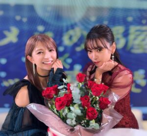 Mari Yaguchi Instagram - 圭ちゃんとのスナックイベントの感想です🍷✨
（大変遅くなりました🙇‍♀️💦）
とにかく楽し過ぎまして喋り過ぎましたw😋✨
ＭＣの啓太さんに突っ込まれまくりw
時間が押しそうになると啓太さんがいつも軌道修正をしてくれます😁それに甘えて喋りまくる圭真里w
ごめんちゃい😚

そして和田さんとモーニング娘。'25のメンバーが
来てくれましたよー🥹✨
ありがとうございますー😭✨
２枚目の写真→スナックに太客がやってきたの図www
写真とは裏腹に和田さんが来るとやっぱり緊張します🫨
４枚目の写真→このメンバーでTikTok撮りましたょ😊✨
みんなでキャッキャッと至福の時間でございました☺️💕
TikTok是非ご覧ください😋👍✨

圭ちゃんとのイベントは、とにかく安定しています😊✨
安心感はんぱない✨
信頼してるから自由に伸び伸びとトーク出来るし歌も歌えます✨
もう２７年の付き合い。
最高の相棒に感謝しています。
いつも本当にありがとう✨

最後にファンの皆様へ。
みんなの顔を見るとそれはそれは幸せな気持ちになります✨
トークは私達からみんなに質問する事が多くてごめんなさいね🫨
ついつい色々聞きたくて😋テヘッ
いつも支えられてますぞ✨
来てくれて本当にありがとうございました🥹✨

LIVEでも言いましたが、
来年の２月７日に圭ちゃんと歌うことが決まりましたー♪♪♪
めちゃくちゃ楽しみだなぁ✨
何歌おうかなぁ😊✨
リクエストお待ちしております💕
ではまたお会いしましょう♡