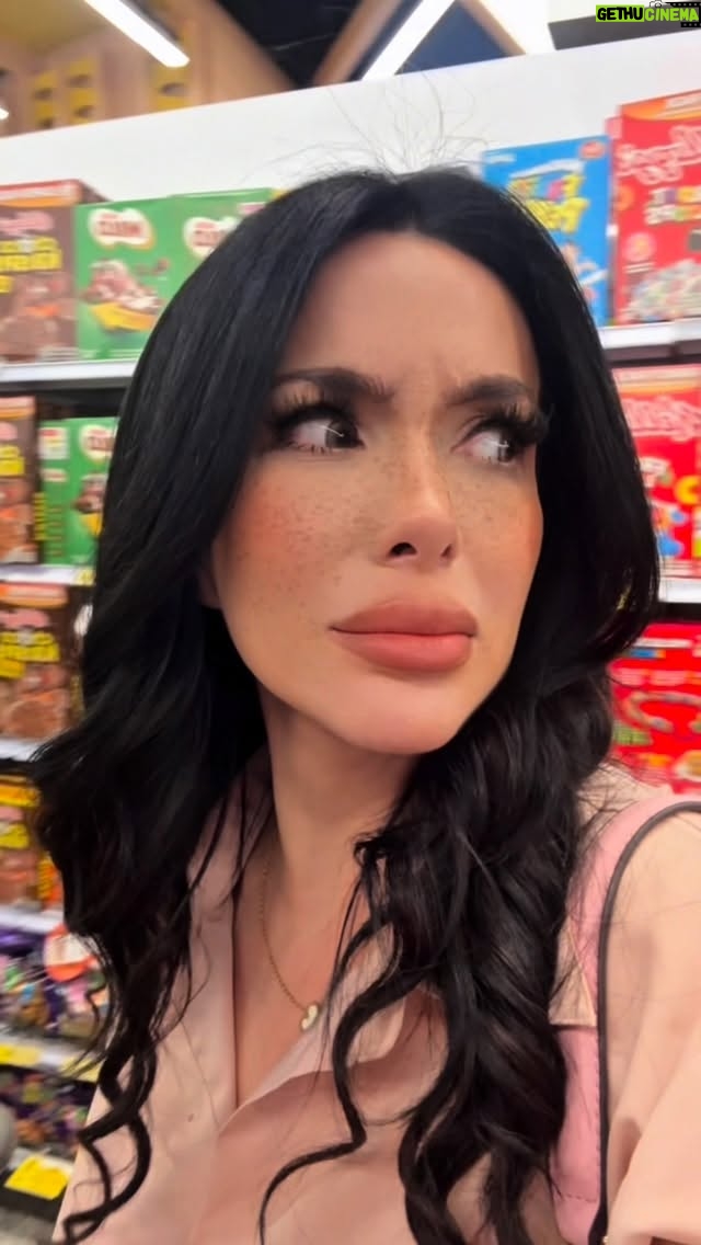 María Fernanda Ríos - 6.8K Likes - Me tocó el color rosado😒 
Hoy tenemos nuestra fiesta de Navidad con el elenco de la novela. 

#micasino #pagareconmisganancias #navidad #entreamigos