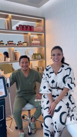 María Fernanda Ríos Instagram - Liftera en 1Skin! 🤩
Lifting inmediato sin cirugía, sin dolor y sin tiempo de recuperación.
Su tecnología estimula la producción natural de colágeno y elastina, logrando un efecto tensor progresivo y un rejuvenecimiento visible desde las primeras sesiones.
Un tratamiento preciso, no invasivo y con resultados naturales — Agenda tu cita. 🤍