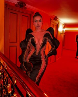 María Fernanda Ríos Instagram - Me llevé todas las miradas ✨✨✨

Dress: @joseluis_fernandez_c 
Producción: @miguel_manrique_s 
Dirección makeup: @prisrendonmakeup 

#themaisonloreal #bogota #femenina