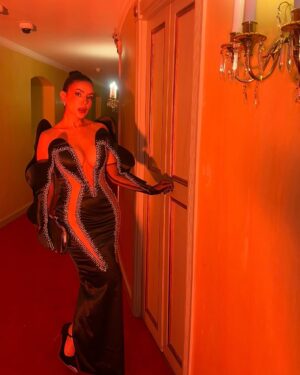 María Fernanda Ríos Instagram - Me llevé todas las miradas ✨✨✨

Dress: @joseluis_fernandez_c 
Producción: @miguel_manrique_s 
Dirección makeup: @prisrendonmakeup 

#themaisonloreal #bogota #femenina