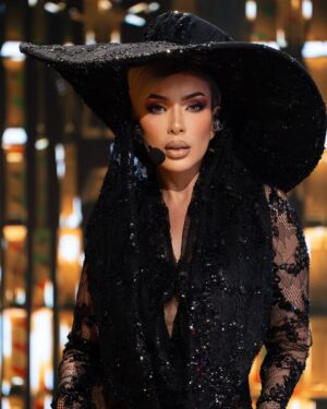 María Fernanda Ríos Instagram - Por suerte siempre me tengo a mi 😏

Makeup&hair: @jinsonpinedaoficial_  @hectoralvarado__ 
Outfit & hats: @bartolome.couture
Foto: @fernandgph