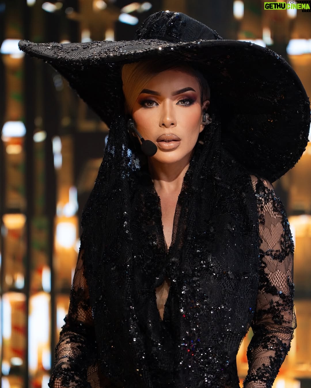 María Fernanda Ríos - 3.5K Likes - Por suerte siempre me tengo a mi 😏

Makeup&hair: @jinsonpinedaoficial_  @hectoralvarado__ 
Outfit & hats: @bartolome.couture
Foto: @fernandgph