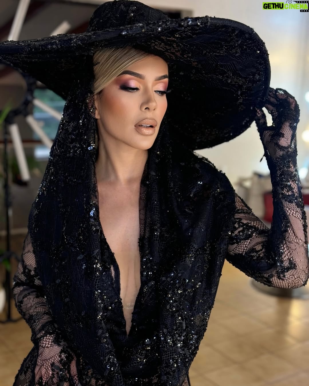 María Fernanda Ríos - 8.8K Likes - @mariafernandariosoficial 💕 y el poder  de una mujer producida no lo subestimen nunca 👌

Por eso hemos elaborado un curso Online de Automaquillaje perfecto para que tú puedas producirte así de perfecto 

El costo está súper económico y los cupos son limitados escríbeme por interno info y te paso detallada 
solo son 14 cupos disponibles 

Las espero desde cualquier parte del mundo puedes inscribirte 😻

Psdt: este traje de @bartolome.couture uff amigo eres un 🔝 @bartoloome