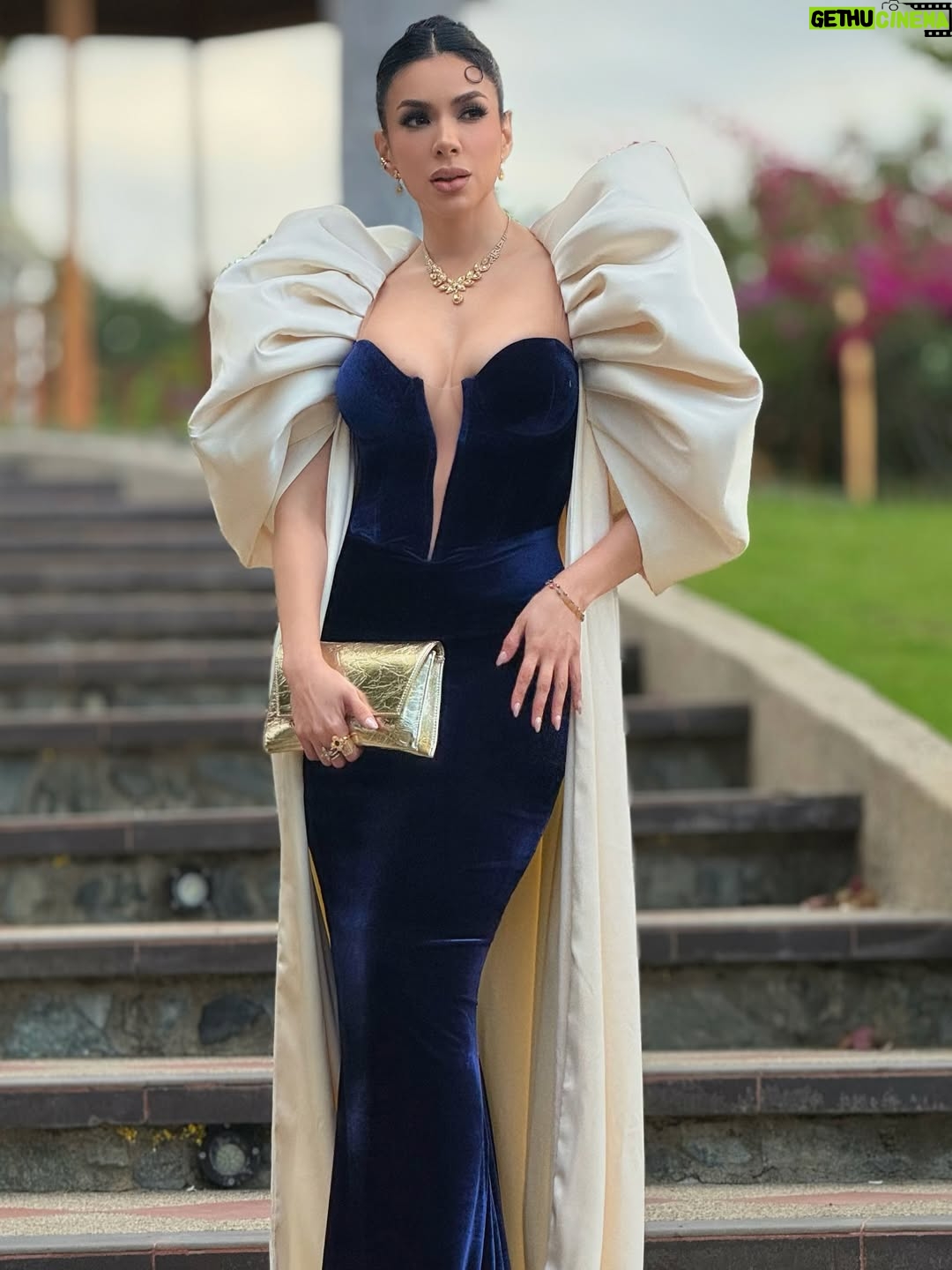 María Fernanda Ríos - 22.5K Likes - Feliz de ser parte de un momento tan importante de la vida de A&R.

Gracias por convertirme en tu madrina de boda mi @antomoscoso_oficial 

Y recuerda que si vas a una boda siempre debes ser : Siempre la más, nunca la menos y jamás más o menos. 

Makeup&hair: @marciamakeup @danielahairpro 
Dress: @joseluis_fernandez_c 
Asesor de imagen: @miguel_manrique_s