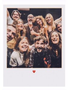 María Hervás Instagram - Faltan personitas, porque una serie siempre la hace el equipo, y el nuestro muy grande.
La cuarta temporada de Machos Alfa ya está lista y el otro día tuvimos la suerte de verla.
Los que me conocen saben que soy una tía objetiva, y la más crítica con mi curro.
Pues bien… ahora que la edad me va permitiendo el lujo de la perspectiva, y gustándome más ser espectadora que actriz, digo bien alto que Machos Alfa es una p*** genialidad.
Y lo digo porque creo en ella de principio a fin. Idea original, guión, dirección, equipo, montaje... Todo es un 10. Y además deconstruyendo.
Larga vida a Machos Alfaaaaaaa weyyyy ✨✨✨.
Y mi amor ♾️ a este equipo, y a los hermanos Caballero, que me han visto crecer y que revientan de talento.