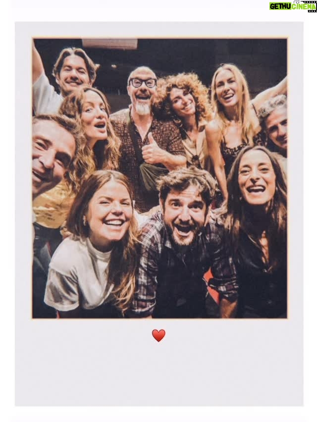 María Hervás - 1.4K Likes - Faltan personitas, porque una serie siempre la hace el equipo, y el nuestro muy grande.
La cuarta temporada de Machos Alfa ya está lista y el otro día tuvimos la suerte de verla. 
Los que me conocen saben que soy una tía objetiva, y la más crítica con mi curro. 
Pues bien… ahora que la edad me va permitiendo el lujo de la perspectiva, y gustándome más ser espectadora que actriz, digo bien alto que Machos Alfa es una p*** genialidad. 
Y lo digo porque creo en ella de principio a fin. Idea original, guión, dirección, equipo, montaje... Todo es un 10. Y además deconstruyendo. 

Larga vida a Machos Alfaaaaaaa weyyyy ✨✨✨. 

Y mi amor ♾️ a este equipo, y a los hermanos Caballero, que me han visto crecer y que revientan de talento.