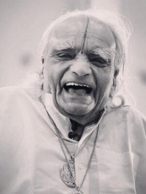 María José Prieto Instagram - Hoy celebramos el cumpleaños de Guruji BKS Iyengar, mi maestro de yoga y celebramos su enseñanza viva. 🧘🏽♂️
En tiempos de división y polarización, su mensaje nos recuerda el poder de la templanza, la escucha y la unión.
Que sepamos sostener nuestras diferencias sin perder la humanidad, y elegir ser puentes en lugar de muros.
Feliz cumpleaños, Guruji. ✨