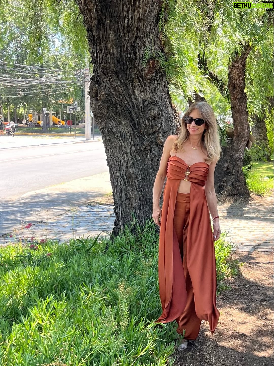 María José Prieto - 3 Likes - Todo el mundo prefiere la felicidad, nadie quiere el sufrimiento. Pero la felicidad proviene principalmente de nuestra propia actitud, y no de factores externos.
(…recuerda tu actitud mental es fundamental🧡) 
Ojo con el “secuestro amigdalino”  de fin de año 🧠 🫠
#mantentucuerpoenmente 

@itvelvet 
@carolaandrewsm ✂️🤍
@okwu_chile