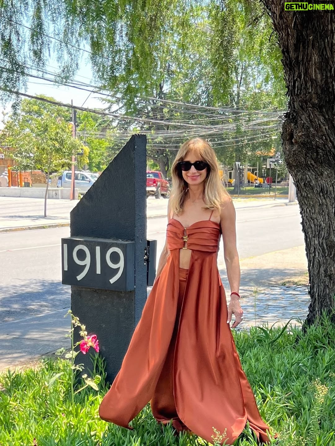 María José Prieto - 3 Likes - Todo el mundo prefiere la felicidad, nadie quiere el sufrimiento. Pero la felicidad proviene principalmente de nuestra propia actitud, y no de factores externos.
(…recuerda tu actitud mental es fundamental🧡) 
Ojo con el “secuestro amigdalino”  de fin de año 🧠 🫠
#mantentucuerpoenmente 

@itvelvet 
@carolaandrewsm ✂️🤍
@okwu_chile