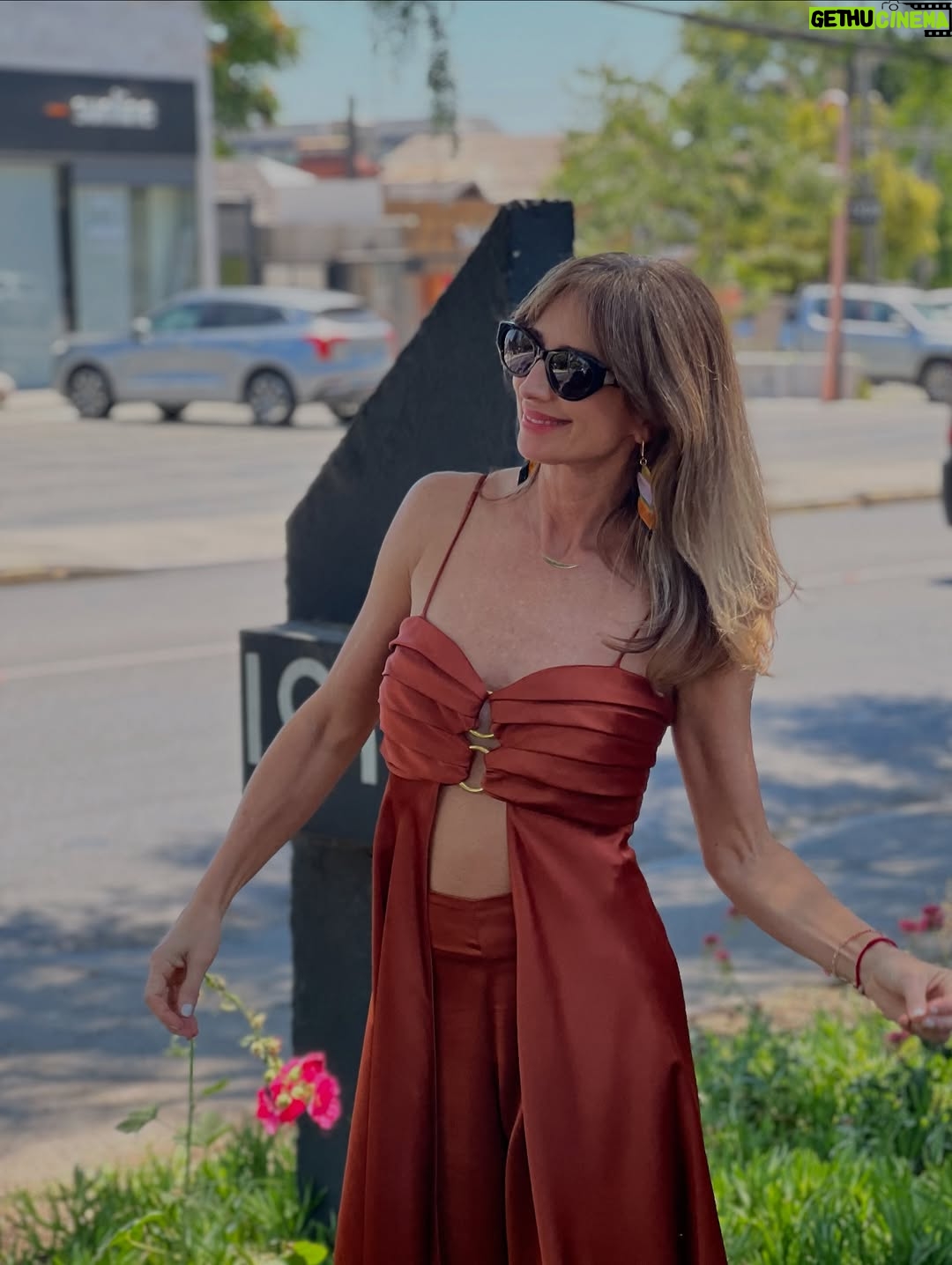 María José Prieto - 3 Likes - Todo el mundo prefiere la felicidad, nadie quiere el sufrimiento. Pero la felicidad proviene principalmente de nuestra propia actitud, y no de factores externos.
(…recuerda tu actitud mental es fundamental🧡) 
Ojo con el “secuestro amigdalino”  de fin de año 🧠 🫠
#mantentucuerpoenmente 

@itvelvet 
@carolaandrewsm ✂️🤍
@okwu_chile