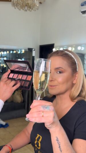 Marián Sabaté Instagram - Amamos dejarte muy linda @mariansabatemoran 😍✨💕
El mejor regalo 🎁 que puedes dar 🎉💚
Aprende con nosotros desde cero en nuestras diferentes carreras de maquillaje para principiantes o maestrías para Maquilladores 👏
Escríbenos #0979263555
Obtén matrícula gratis y además descuentos del 30% en tu mensualidad 🎁🎄👏🫶🎅😍✨