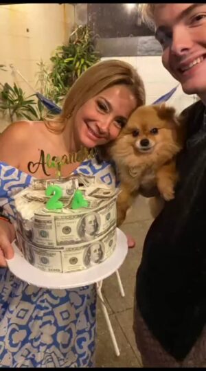 Marián Sabaté Instagram - 🎉 ayer empiezo el cumpleaños de mi Alejandro 🎂✨
Mi único hijo varón, mi orgullo, mi compañero de vida… y lo estamos celebrando a lo grande este fin de semana.
Ayer hicimos una mini celebración familiar llena de amor —con mascotas incluidas ( Cunana) incluido, por supuesto 🐶❤️— pero esto recién comienza.
🔥 Mañana seguimos
🔥 Y todo el fin de semana habrá más festejos, sorpresas y recuerdos lindos.
Así que acompáñenme en esta ocasión tan especial ,felices 24 vueltas al sol @kenig.g.oficial