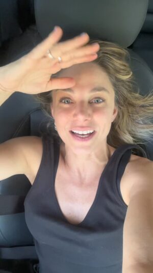 Mariana Derderián Instagram - Desde mi sala de espera…
Si todos los trabajos pagaran lo mismo, En qué trabajarías?
Es una buena pregunta para todos
Para conocerse
Para tomar decisiones
O para entender frustraciones
Para lo que sea. Nunca está de más reconocerse a uno mismo🌿
.
En mi Hyundai tratando de aportar con mi granito de arena🤍