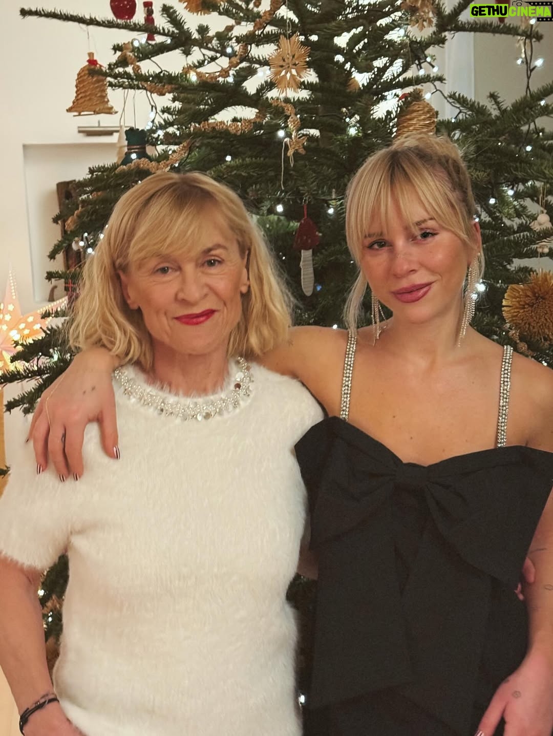 Mariana Prachařová - 14.3K Likes - tak od nás taky přejeme šťastný a veselý🎄🎁